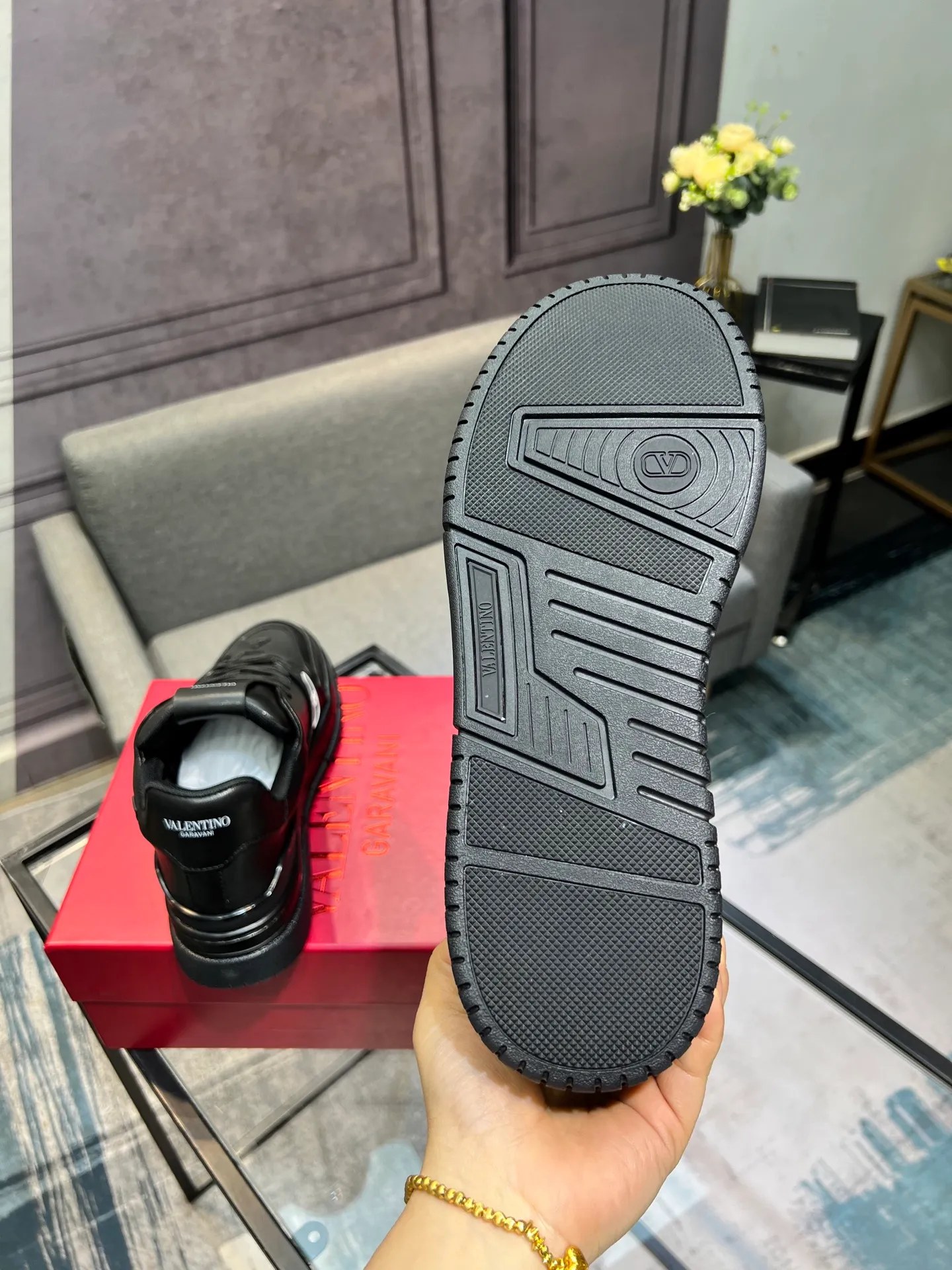 Men's Men's Shoes 💰660 Valentino 2023 early autumn new star shoes are now online! Wang Hedi and Ren Jialun have been worn by many celebrities. Who can refuse the same couple shoes as Wang Hedi! The design of Stars Stab My Heart is cool and spicy. The material of the shoes is cowhide, and every color is beautiful! Size 35-40, men’s size 39-44 (women’s 41, men’s 38, 45🉑️customized)